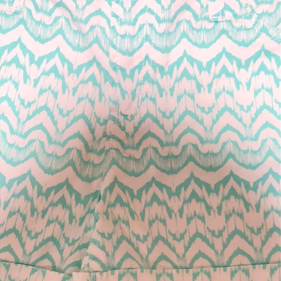 NEW gap pattern shorts - Picture 2 of 4